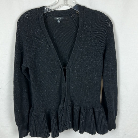 Apt. 9 black sweater with front hooks, ruffle bottom, size M - Picture 8 of 8